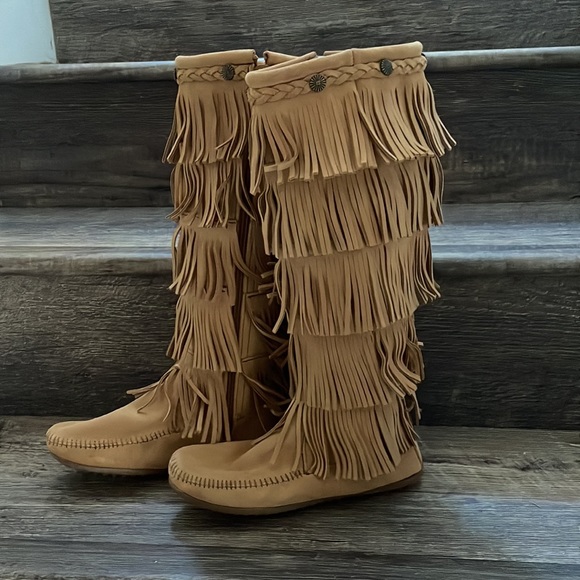 Minnetonka 5 layer fringe moccasin boot - Picture 3 of 6